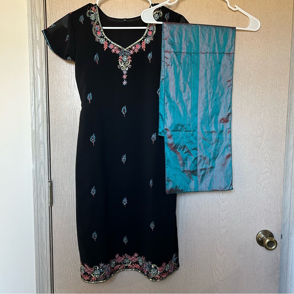 Kurta Top with Matching Dupatta - Ethnic Indian Wear - Size Girls’s 10/12 - Picture 1 of 5